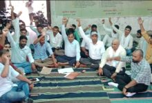 Mau news: Anger over suspicious death of Lekhpal in Hapur: Work boycott in Ghosi Tehsil, hundreds of Lekhpals staged a strong protest