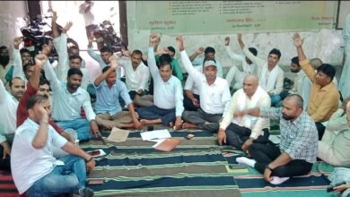 Mau news: Anger over suspicious death of Lekhpal in Hapur: Work boycott in Ghosi Tehsil, hundreds of Lekhpals staged a strong protest