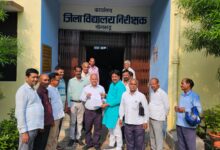 Sonbhadra news: Uttar Pradesh Secondary Non-Teaching Association submitted 11-point demand letter, protested at DIOS office