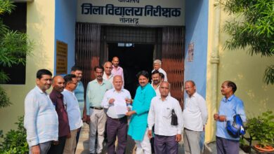 Sonbhadra news: Uttar Pradesh Secondary Non-Teaching Association submitted 11-point demand letter, protested at DIOS office