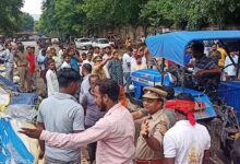 Bulldozer runs on illegal encroachment: Administration's stick runs in Anpara market, bulldozer on encroachment