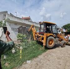 Kaushambhi news: Police's 'naked rampage' in Tewa Bazaar, police used force to get possession of the house