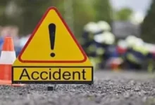 Kaushambhi news: Devotees' vehicle overturned while trying to overtake, 18 injured