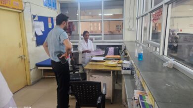 Kaushambhi news: District Magistrate did a surprise inspection of the Autonomous State Medical College by bike