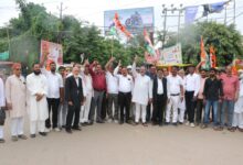Demonstration by Congress workers: Protest expressed against delay and negligence in construction of flyover
