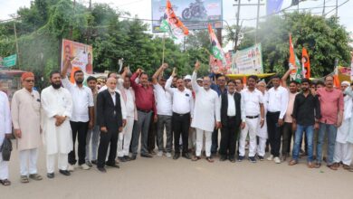 Demonstration by Congress workers: Protest expressed against delay and negligence in construction of flyover