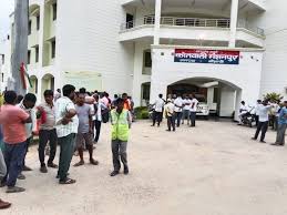 Kaushambhi news: Ruckus during encroachment removal in Manjhanpur, attack on municipal workers