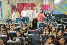 Kaushambhi news: Municipal president distributed bags to the children of Kasturba Gandhi School