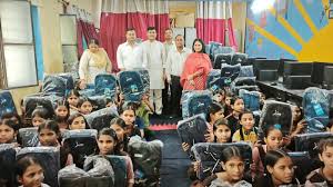 Kaushambhi news: Municipal president distributed bags to the children of Kasturba Gandhi School