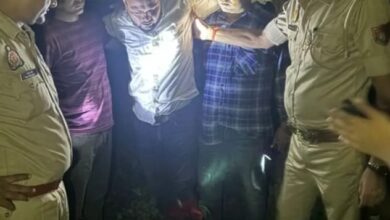 Kaushambhi news: Encounter between the village head who was fighting and the police, the village head was injured by a police bullet