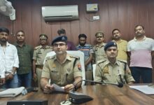 Chandauli news: Liquor smuggling exposed under the cover of sawdust, two accused arrested