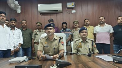 Chandauli news: Liquor smuggling exposed under the cover of sawdust, two accused arrested