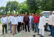 Mau news: In compliance with the HC order, Ghosi Tehsildar inspected the pond.