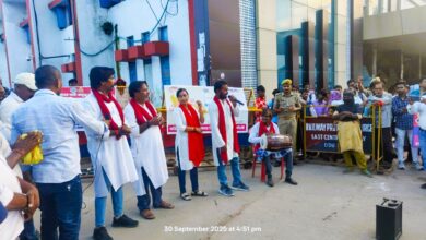 चन्दौली में डीडीयू रेलवे स्टेशन पर नुक्कड़ नाटक करती छात्राएं