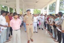 डीएम एसपी प्रभारी जिला जज सीजेएम जिला कारागार वाराणसी का औचक निरीक्षण करते हुए