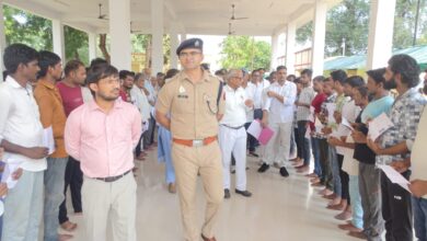 डीएम एसपी प्रभारी जिला जज सीजेएम जिला कारागार वाराणसी का औचक निरीक्षण करते हुए