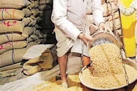 Kotedar's misdeeds exposed: Caught red-handed distributing ration using private weighing scale, villagers outraged