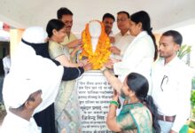 Sonbhadra news: Municipal Corporation Chairman and employees garlanded Gandhi statue