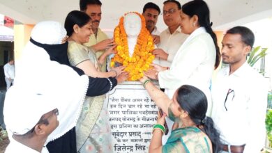 Sonbhadra news: Municipal Corporation Chairman and employees garlanded Gandhi statue
