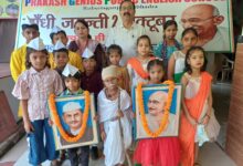 Sonbhadra news: Little students gave a message on the birth anniversary through a play.