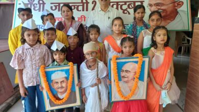 Sonbhadra news: Little students gave a message on the birth anniversary through a play.