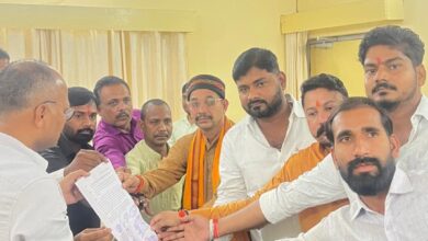 Sonbhadra news: 16 councilors of Anpara Nagar Panchayat protested against Zulekha Bano's obstruction of development work and pressure on the contractor.