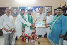 Pratapgarh news: An important meeting was held in Lucknow on the problems of farmers, Karun Pandey "Binnu Bhaiya" presented the farmer symbol 'plough' to Pramod Tiwari.
