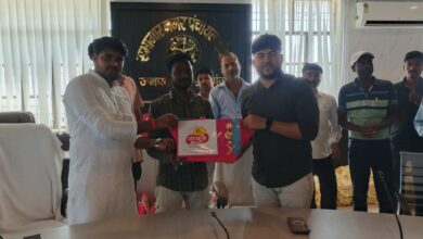 Maharajganj: Sweets distributed to employees on Diwali at Nagar Panchayat Chowk