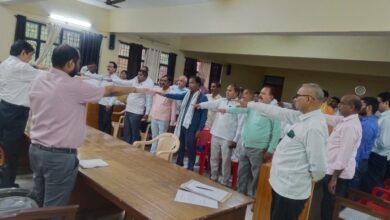 Ghosi news: Lekhpal did not participate in the National Unity Day oath program