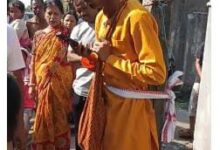Siliguri theft news: Attempted theft and fraud by posing as a monk, locals exposed the youth by tying him to a pole.
