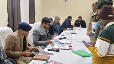 Mau news: Complainants thronged the Sampoorna Samadhan Diwas, only 3 out of 50 cases resolved.