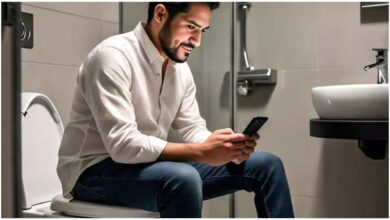 Toilet smartphone use hemorrhoids risk, टॉयलेट पर फोन चलाना नुकसान, बवासीर का खतरा 46 प्रतिशत, PLOS ONE अध्ययन, स्मार्टफोन और स्वास्थ्य, Hemorrhoids causes