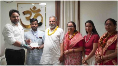 Kashi Vishwanath Dham Refund News, Varanasi temple news, Kashi Vishwanath online payment refund, Pandit Sanjay Pandey honored, Temple administration news