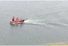 Hamirpur News, हमीरपुर नाव हादसा, यमुना नदी नाव पलटी, Hamirpur Boat Accident, मोबाइल कॉल से हादसा, यमुना नदी में डूबे लोग, यूपी नाव हादसा, SDRF रेस्क्यू ऑपरेशन