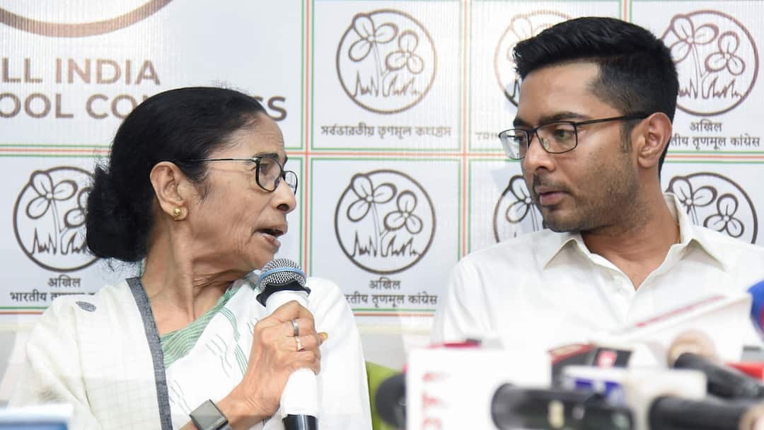 TMC Crisis: अभिषेक बनर्जी ने बागी सांसदों के विलय को बताया अवैध, स्पीकर से की कार्रवाई की मांग