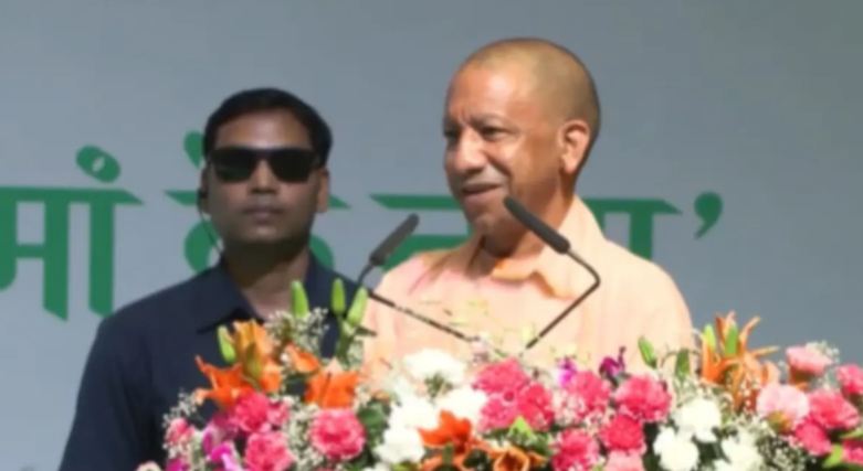 UP Politics: ‘हम नल लगवा रहे हैं, कोई टोटी चुरा ले जा रहा है...’ CM योगी के इस बयान पर छूट पड़े ठहाके, VIDEO वायरल