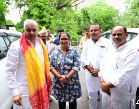 Pratapgarh News: विकास भवन में आखिर क्या संदेश देकर गए प्रभारी मंत्री मयंकेश्वर शरण सिंह? प्रतापगढ़ में दिखी बड़ी हलचल
