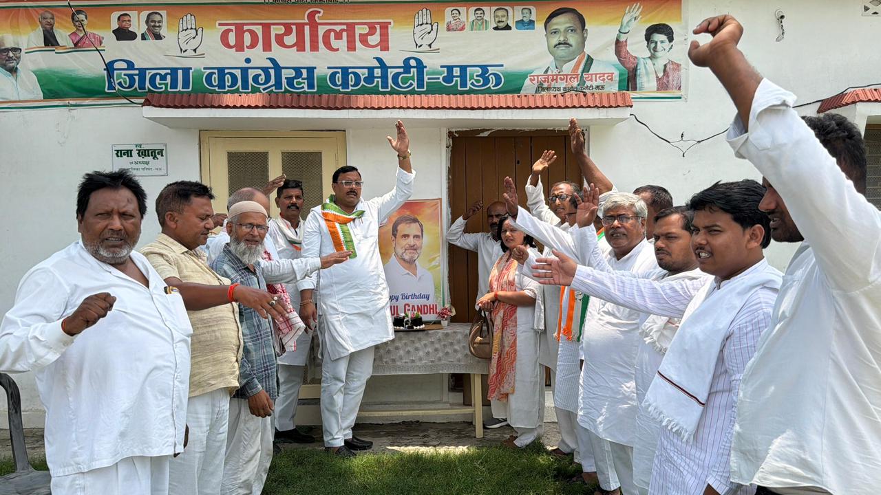 UP Mau News: राहुल गांधी के जन्मदिन पर मऊ में कांग्रेस का सेवा अभियान, वृद्धाश्रम में फल बांटे और लगाए पौधे