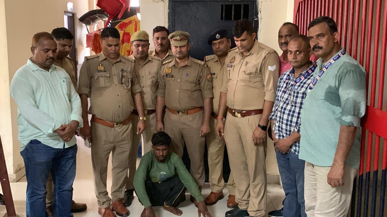 UP News-कैंट जीआरपी ने 12 जीवित कछुओं के साथ वन्यजीव तस्कर को दबोचा