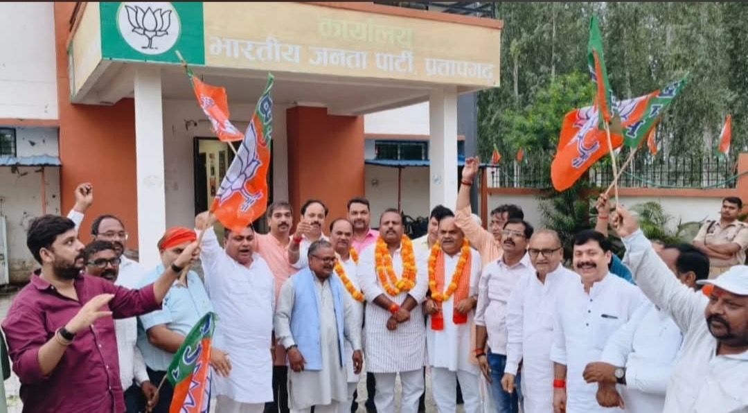 Pratapgarh News: अमर पाल मौर्य को BJP OBC मोर्चा की कमान, प्रतापगढ़ में कार्यकर्ताओं ने मनाया जश्न