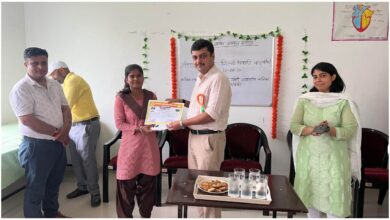 Barabanki News, बाराबंकी डीएम, ईशान प्रताप सिंह, कस्तूरबा गांधी विद्यालय बाराबंकी, कस्तूरबा विद्यालय निरीक्षण, बाराबंकी न्यूज, मेधावी छात्राएं सम्मानित, IAS बनने की तैयारी, डीएम ने छात्राओं को दिया सफलता का मंत्र, मुजीबपुर कस्तूरबा विद्यालय, देवा कस्तूरबा विद्यालय, छात्राओं की शिक्षा, स्मार्ट बोर्ड शिक्षा