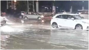 लखनऊ बारिश, Lucknow Rain, लखनऊ में भारी बारिश, लखनऊ जलभराव, Lucknow Waterlogging, लखनऊ मौसम, लखनऊ ट्रैफिक जाम, गोमतीनगर बारिश, चिनहट जलभराव, मरीन ड्राइव लखनऊ, उत्तर प्रदेश मौसम