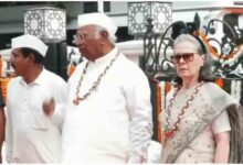 वंदे मातरम् विवाद 2026, सोनिया गांधी वंदे मातरम्, सुमित्रो चटर्जी, बंकिम चंद्र चट्टोपाध्याय के वंशज, कांग्रेस मुख्यालय वंदे मातरम्, वंदे मातरम् अपमान विवाद, बीजेपी सोनिया गांधी, स्वतंत्रता दिवस विवाद, वंदे मातरम् कानून, Vande Mataram Controversy