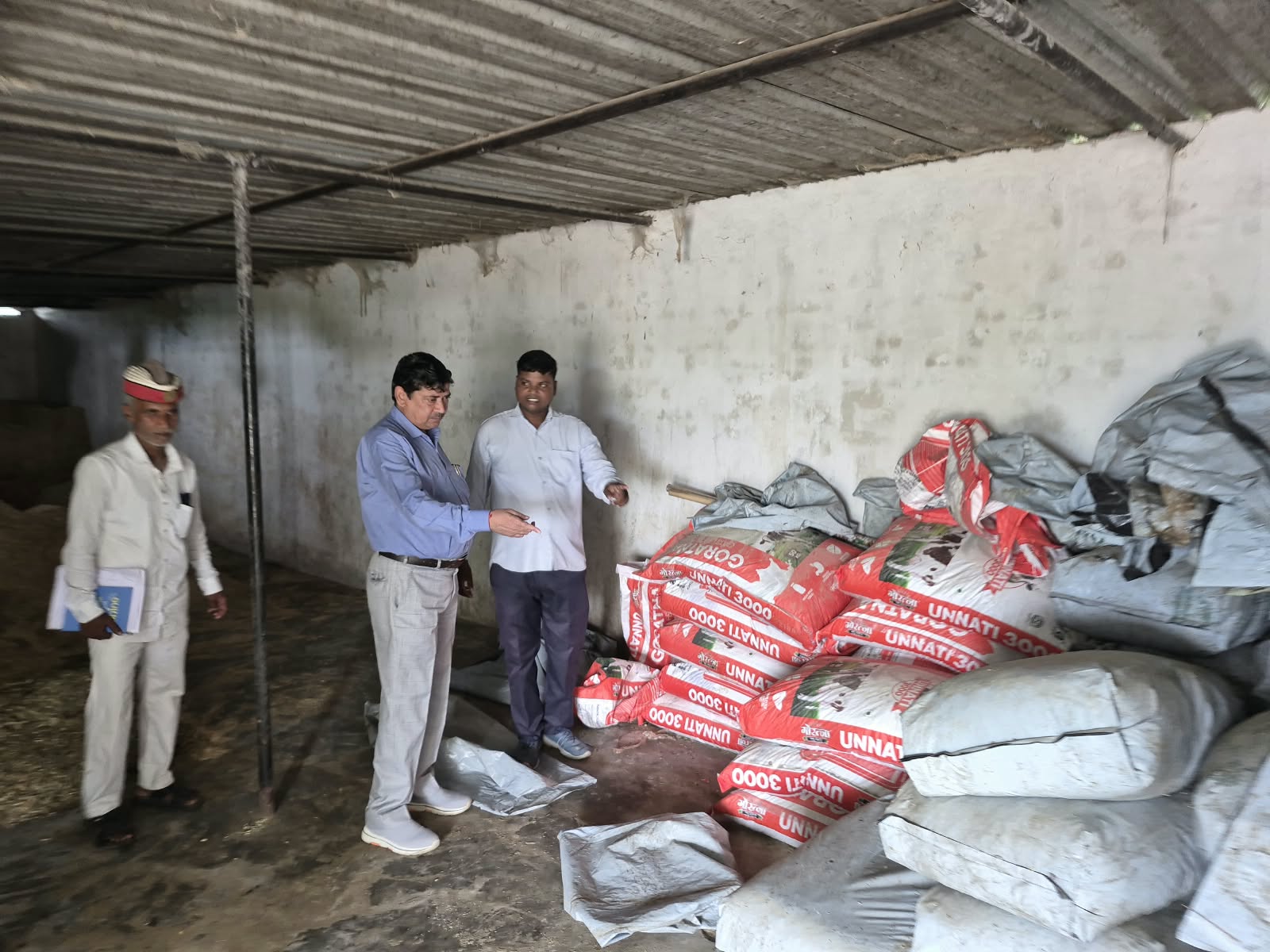 Mau News-एसडीएम अशोक कुमार सिंह ने किया गौ आश्रय स्थल का औचक निरीक्षण, खामियां दुरुस्त करने के सख्त निर्देश