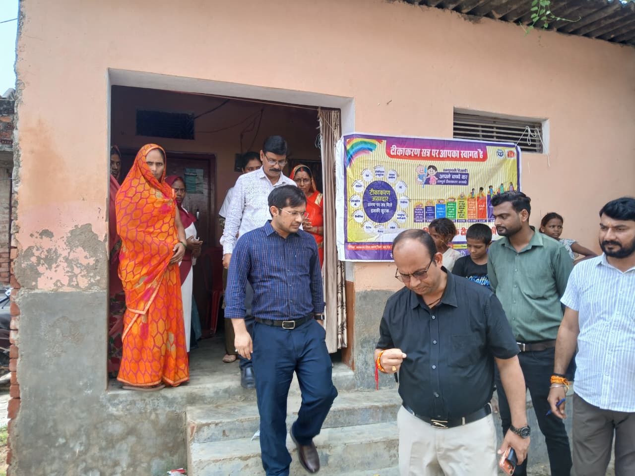Chandauli News-वीएचएनडी दिवस का निरीक्षण करने पहुंचे डीएम, गर्भवती महिलाओं व बच्चों का जाना हाल
