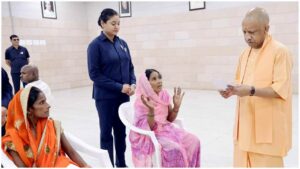 सीएम योगी जनता दर्शन 2026, योगी आदित्यनाथ, पूनम देवी सीतापुर, गोसेवा योजना, मुख्यमंत्री सहभागिता योजना, निराश्रित गाय, दिव्यांग की जमीन पर अवैध कब्जा, लखनऊ जनता दर्शन, उत्तर प्रदेश समाचार, UP News