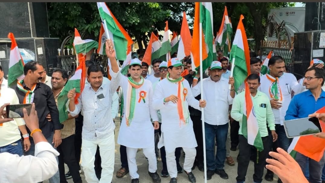 Pratapgarh News: प्रतापगढ़ में निकली भव्य तिरंगा यात्रा, देशभक्ति के नारों से गूंजा मान्धाता और जेठवारा