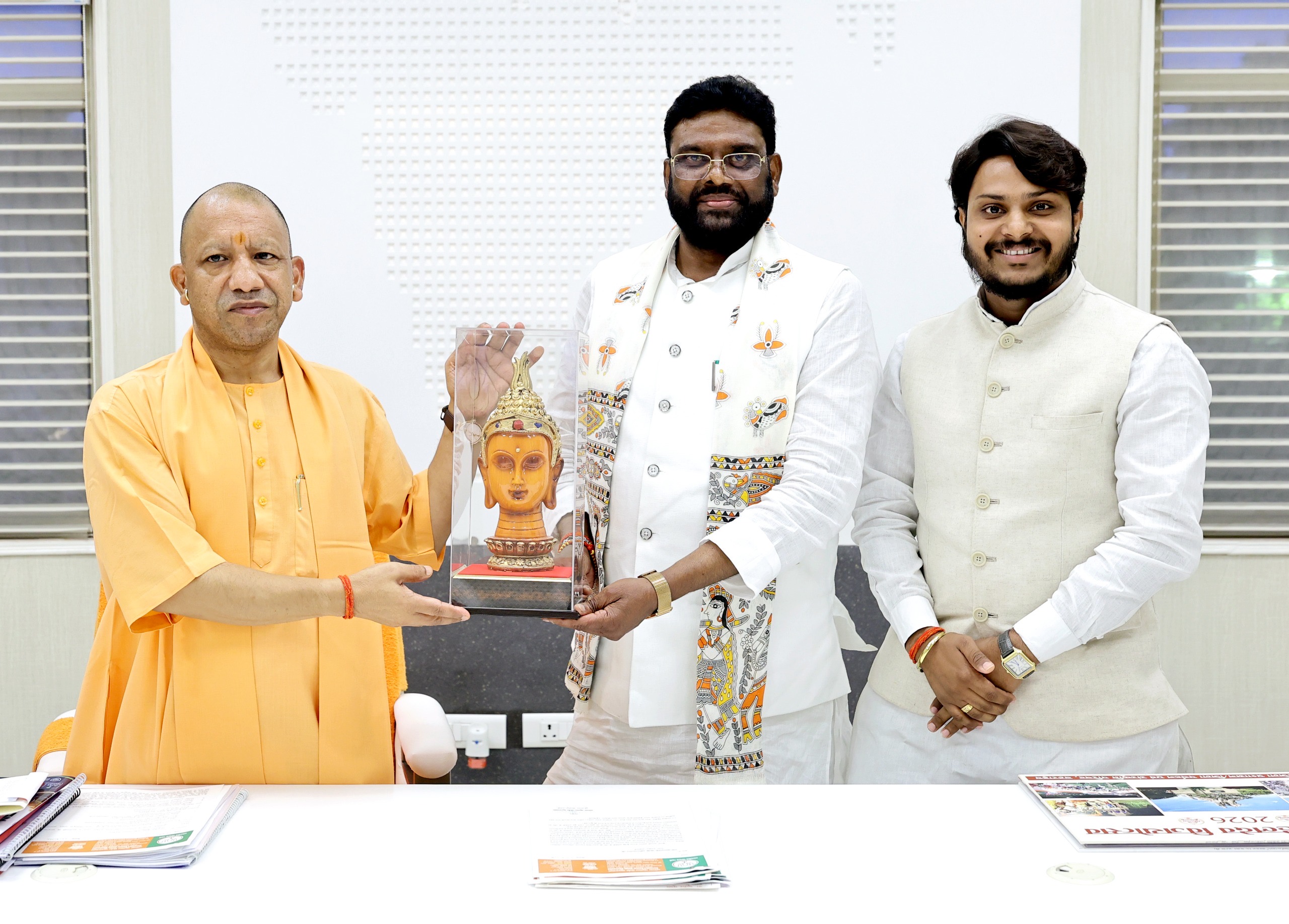 Sonbhadra News: पूर्व सांसद ने सीएम से मिलकर उठाए सोनभद्र के जनहित मुद्दे, कार्रवाई का मिला आश्वासन