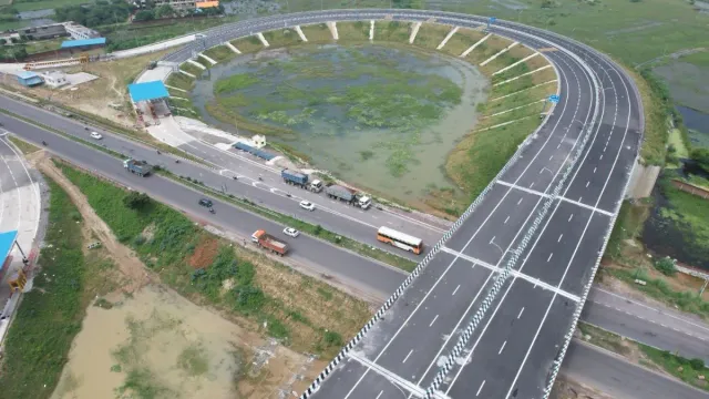 Lucknow Kanpur Expressway: लखनऊ-कानपुर एक्सप्रेसवे पर NHAI का बड़ा एक्शन, प्रोजेक्ट मैनेजर हटाए गए, अगले आदेश तक टोल फ्री
