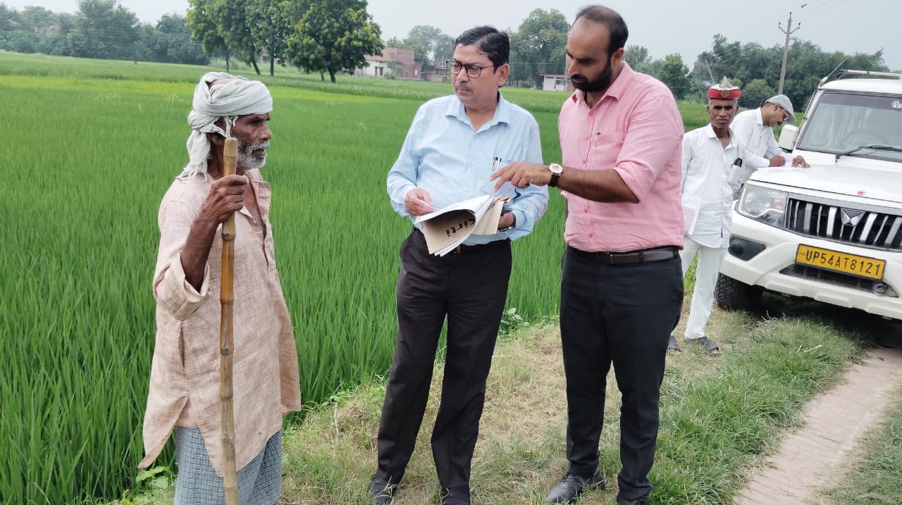 Mau News-घोसी राम प्रभाव बनाम दुर्गविजय जमीन विवाद में SDM ने लिया एक्शन, लेखपाल संग मौके पर पहुंचकर किया स्थलीय निरीक्षण